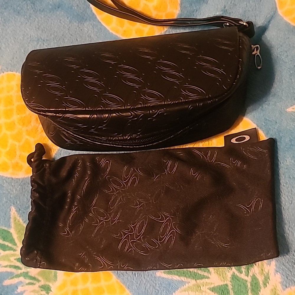 Oakley black soft eyewear case w/soft cloth eyewear sock.